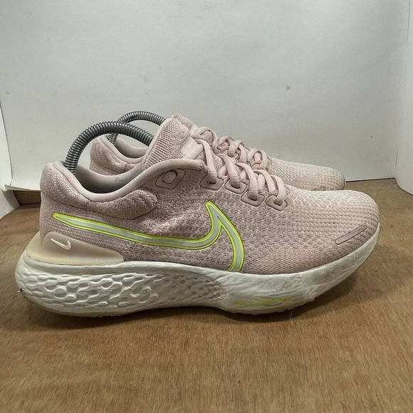 Nike Zoomx Invincible Run FK Women Size 9 DC9993 Pink Running Shoes Sneakers - Picture 1 of 9
